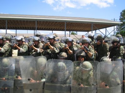 Des Marines contrôlant une émeute